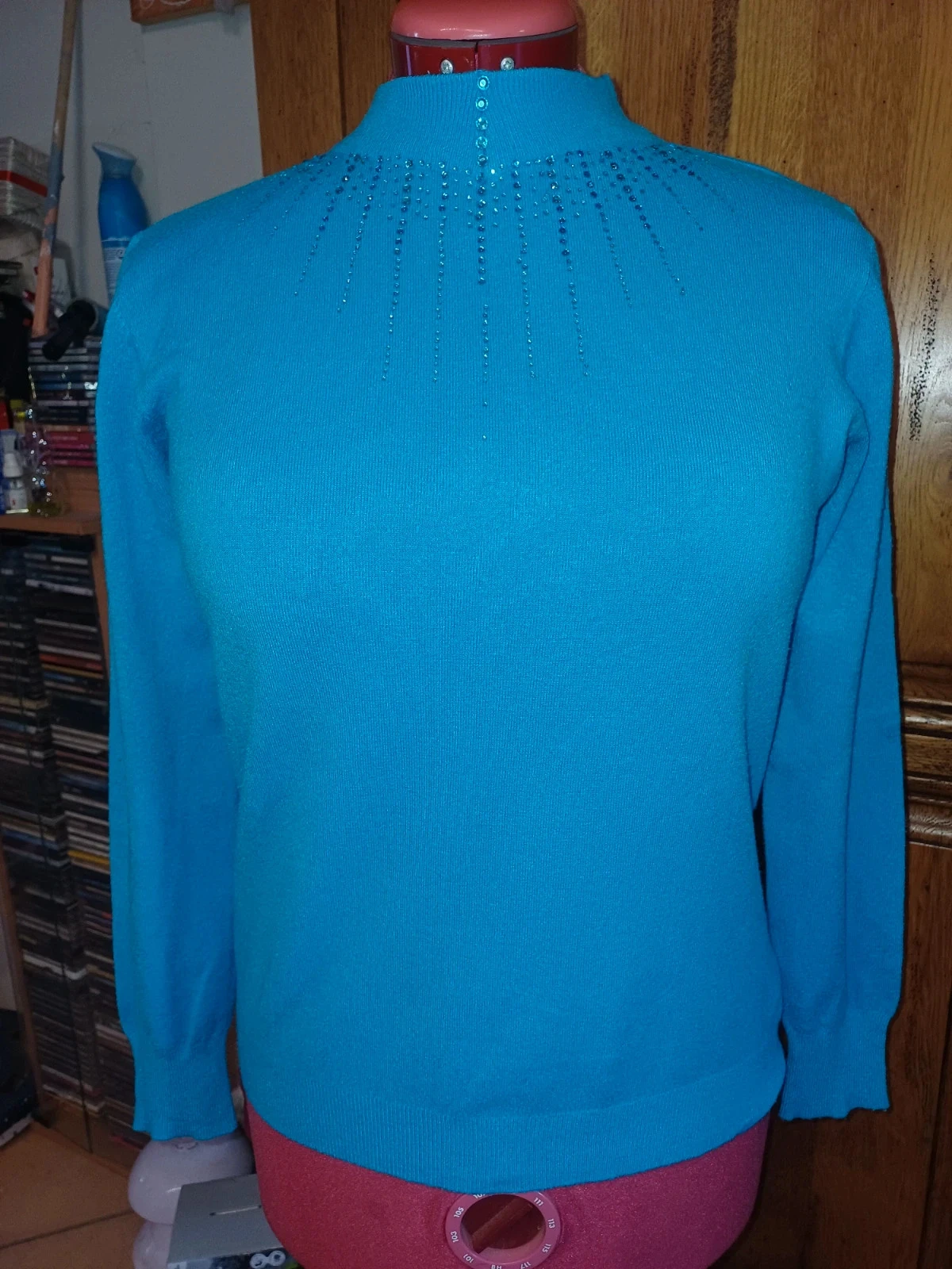 Pull bleu a " collier de strass" marque Ren Moda taille 38/40